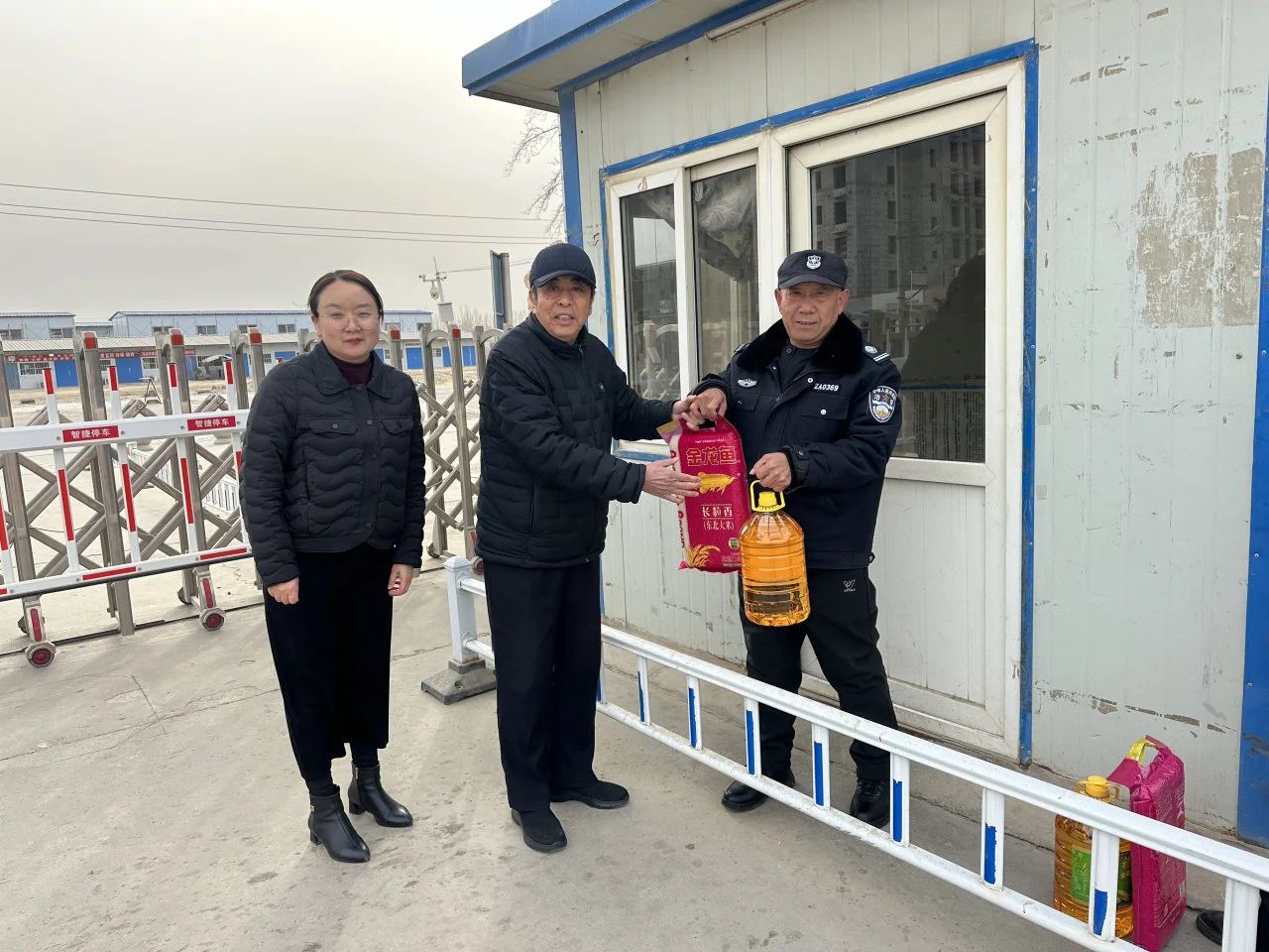 北京经济技术职业学院周宏书记看望慰问寒假值班工作人员